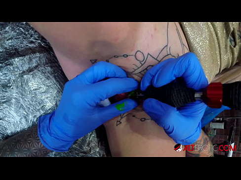 ❤️ Sully Savage-k izugarri tatuatu zuen klitorian tatuaje bat egin zuen Porno gurean eu.sexonfire.ru ❌️❤